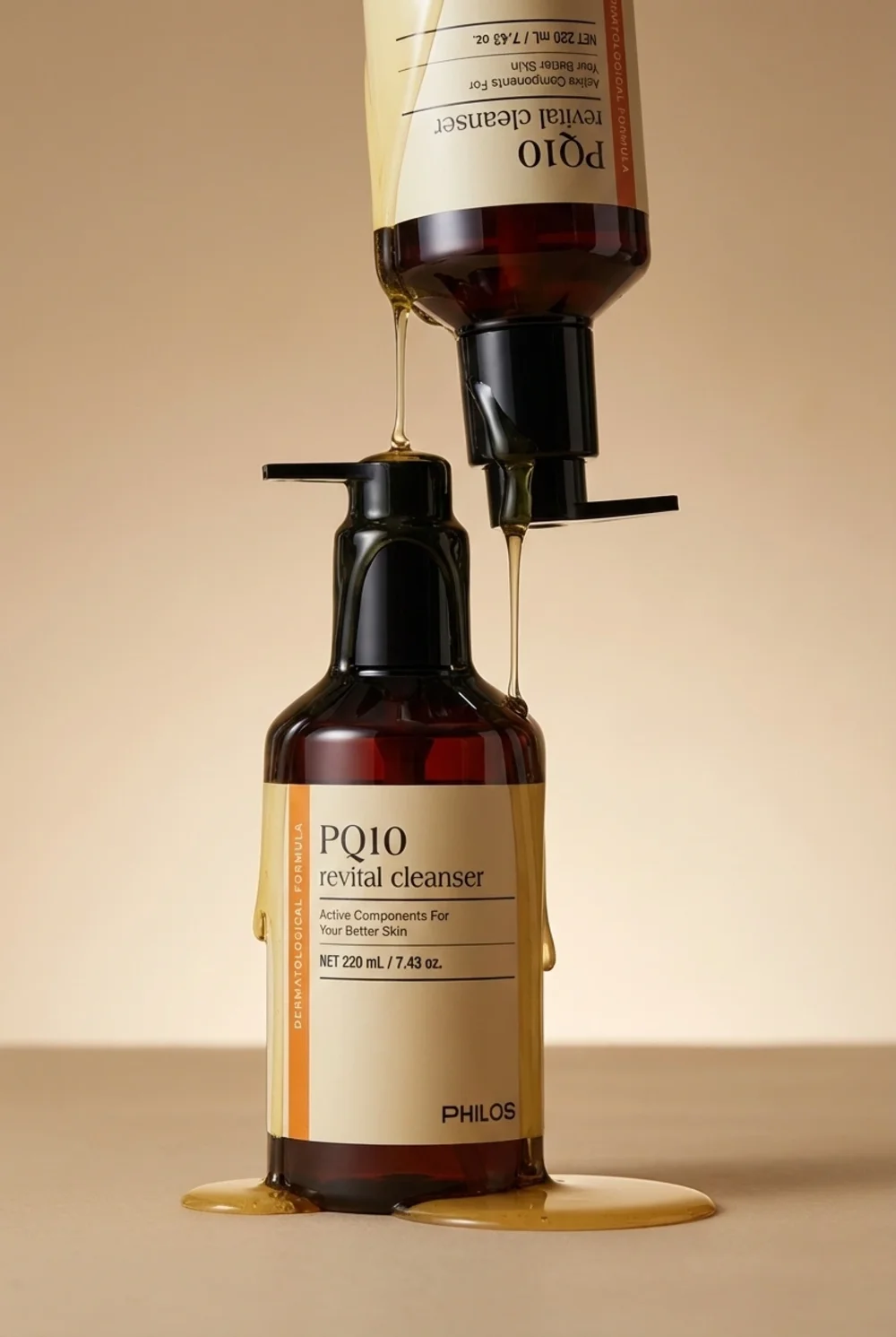 PQ10 리바이탈 클렌져 220ml — 두 병에서 흘러내리는 텍스처 컷